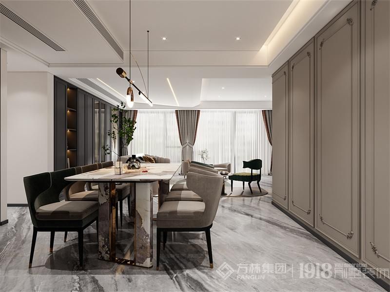 厨房和餐厅用推拉式玻璃门进行隔断，可以防止油烟的进入，也能保证空间的通透感