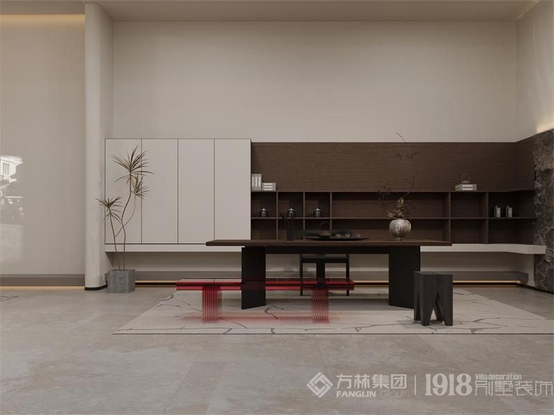 书房墙面一侧半高柜子满足收纳，一侧半高PU石墙面，其外观与天然石材相似，但重量较轻，具有粗犷的纹理断裂面和凹凸肌理，整体空间的氛围。