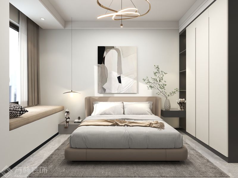  主卧浅灰色墙面搭配原木色墙板，局部穿插金色灯具作为点缀，床品的色彩也以纯净的白为主。素雅清净的颜色能让人的内心感到平和，素雅缺不失单调，这份简洁变成了质感，成为构造空间高级感的条件之一。