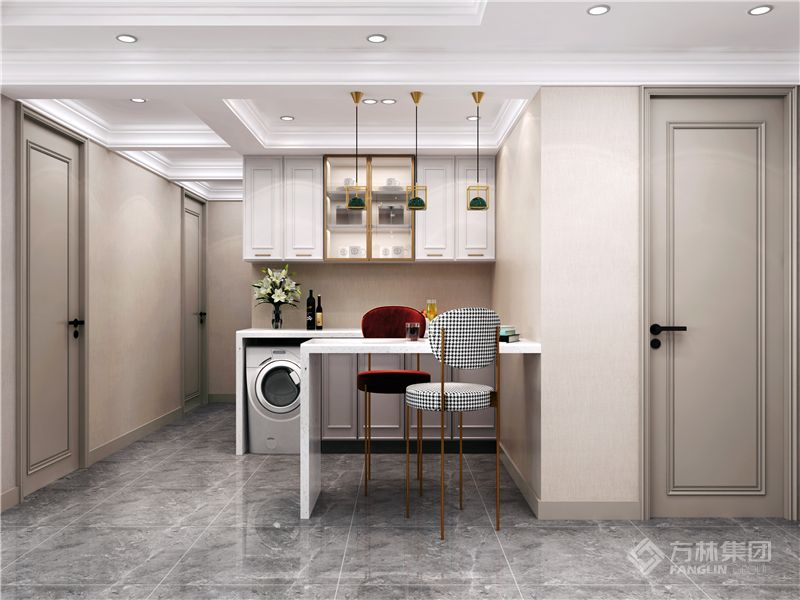 由于业主对餐厅使用人数有特殊要求，所以在设计餐厅的时候，留足了使用空间，要求10-15人共同使用，又不喜欢圆形餐桌，所以在餐桌的选择上就及为特殊