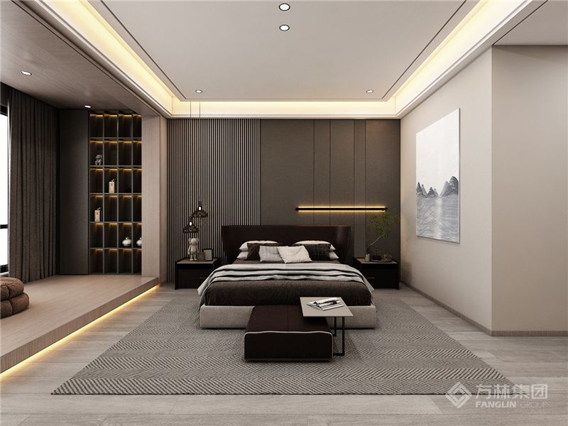 主人房大面积暖调高级灰搭配深色床品及墙板，跳跃、和谐。