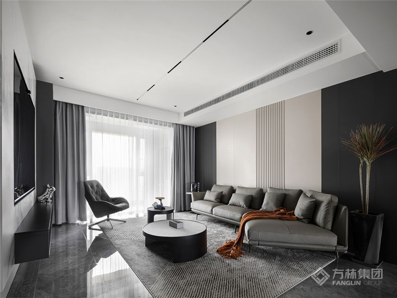 用色彩和材质界定功能，是一种空间秩序。电视背景延续格栅设计，叠加一层皓白水磨石纹岩板作为电视背景，黑色的睡L型定制柜用来陈列装饰，平衡了视觉的重量感，明暗深浅，精致简奢。