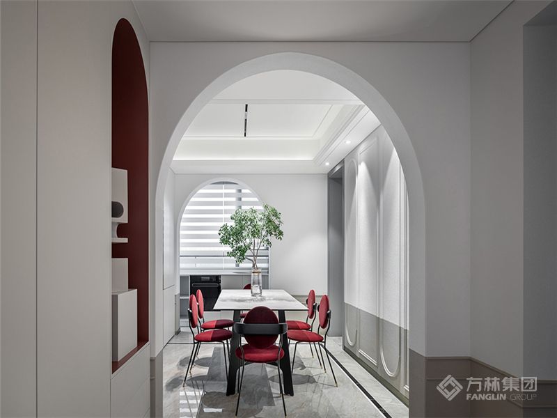 框架感餐桌椅缓解餐厅面积紧张，增强空间视觉通透感。一年四季、三代五人，食自己所爱，观生命至亲。不同质感的红色渲染烟火气，使其愈发浓烈。