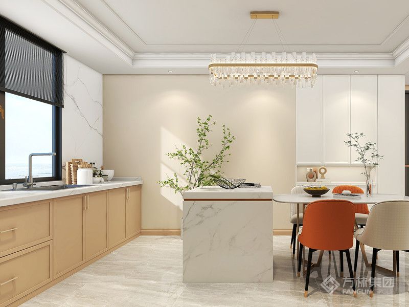 餐厅看向厨房视角，当原本狭小的厨房与玄关打通，并采用开放式设计之后，立马宽敞了许多。同时，还满足了L型橱柜布局，充分满足了日常的收纳与操作需求。