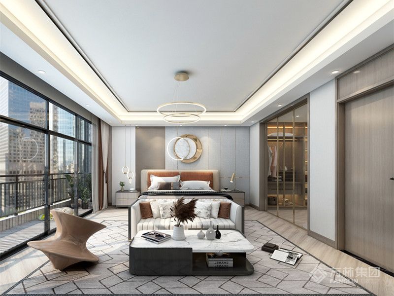 主卧室延续了客厅的风格，以对称式布局，沿用了简洁硬朗的直线条，看起来颇为稳重，内敛。床头背景墙的硬包，以金属线条造型，墙面层次更加丰富。造型美观，营造出居室温暖的格调。