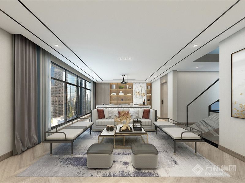 这家的新中式风格，客厅空间果断舍去了电视的配置，打通客厅和餐厅 简约线条的装饰给人带来硬朗之感。整个空间以新中式吊灯和简约稳重的茶几为轴线，保持了一种对称的美感也让整个空间呈现出一种宁静素雅的氛围。