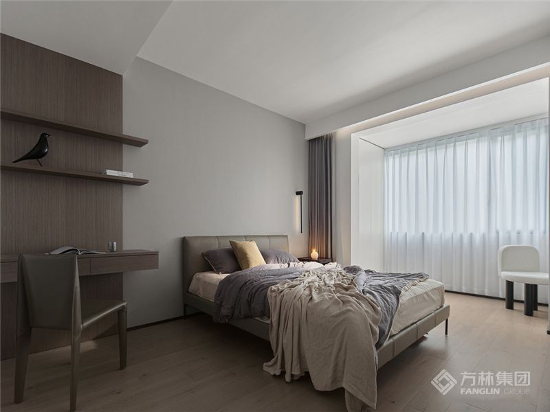 卧室衣柜形态周正，分区合理，容量超大，主卫消失的隐形门与白色的洁净关联。正对床门的衣柜处理成悬浮形式，减轻视觉压力，上下都留有呼吸空间。