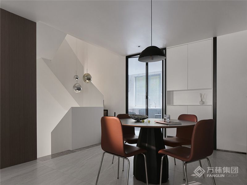 直径1.2米的圆桌可以满足餐桌功能，同时它的柔和让这个呈现包裹形态的中间区域更有“余地”，释放空间与自在。