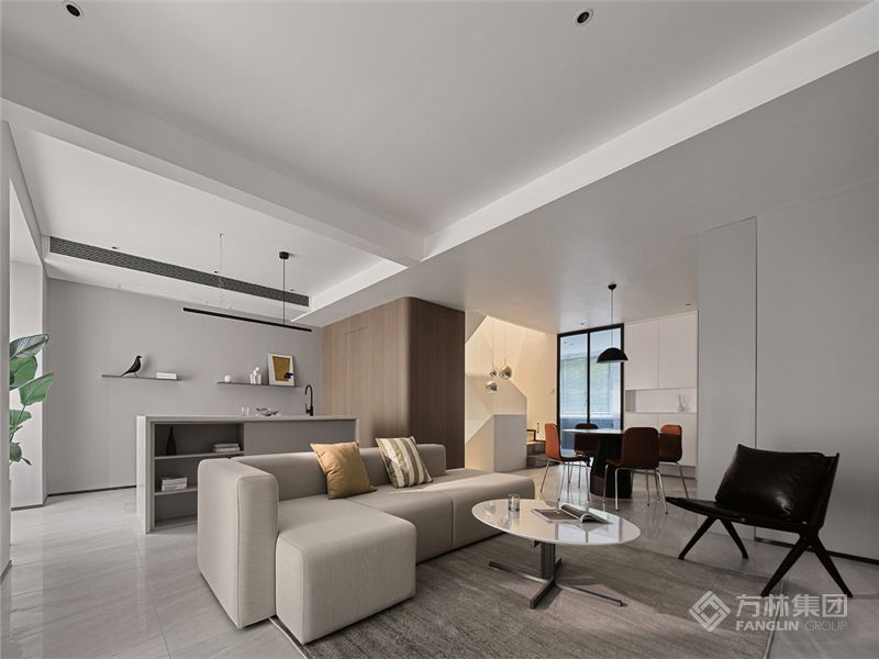 在灰色基调中客厅功能于视线中敞开，拥有两面采光窗口又连通自家院落，格外适宜承载综合的客厅功能。面积足够，通透明亮，这些组合起来的每一点都显得尤为重要。