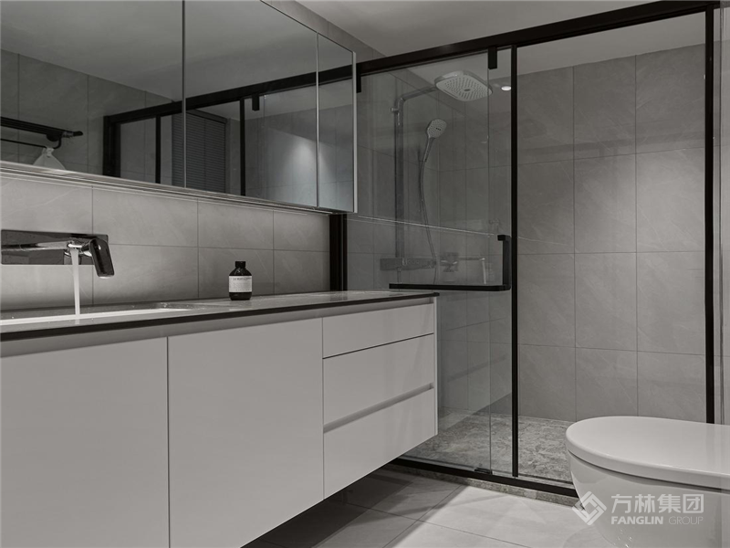 浅灰色的空间中穿插黑色结构线条干净硬朗，白色浴室柜控制体量感。次卫功能俱全，没有采用干湿分离，应对生活作息不同的老人与孩子也可以满足日常使用，在位置上更靠近老人房。