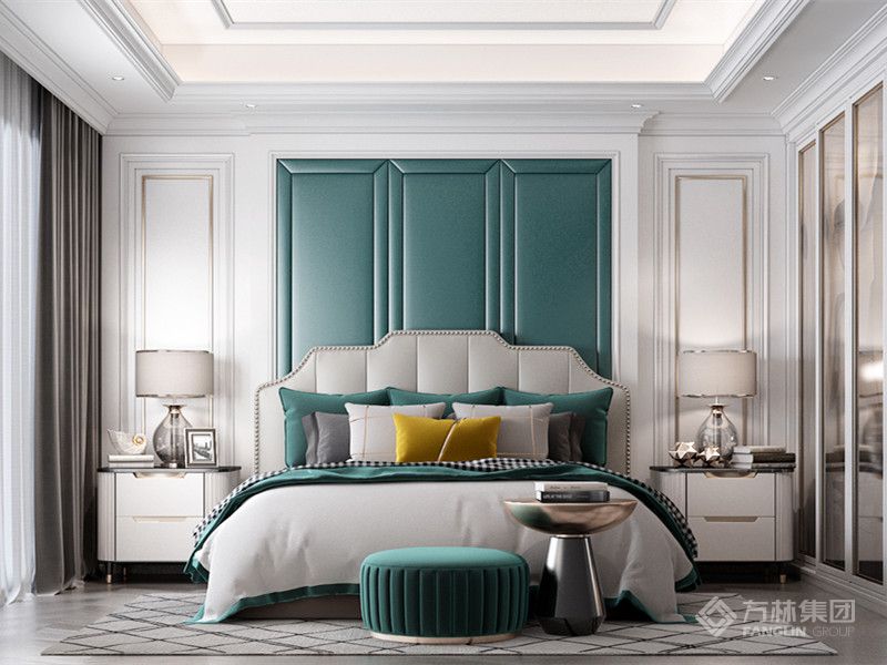 主卧空间墙有约1/3的面积被家具、造型所包裹，而人的视觉除床头上部的空间外，主要集中于室内的家具上。因此墙壁的装饰宜简单些，床头上部的主体空间可设计一些有个性化的装饰品，选材宜配合整体色调，烘托卧室气