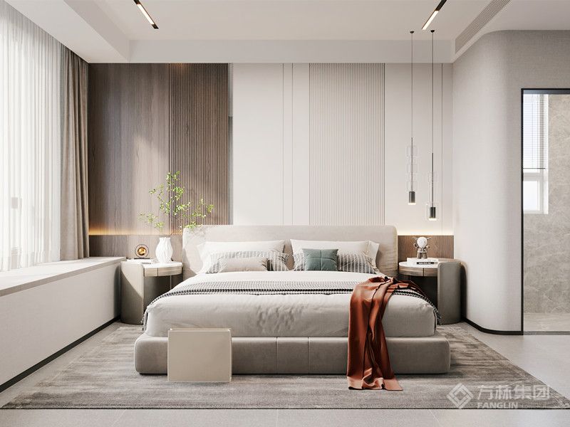 自然的金属吊灯与床头背景装饰勾勒出稳定与平衡，塑造温馨静谧的空间氛围。