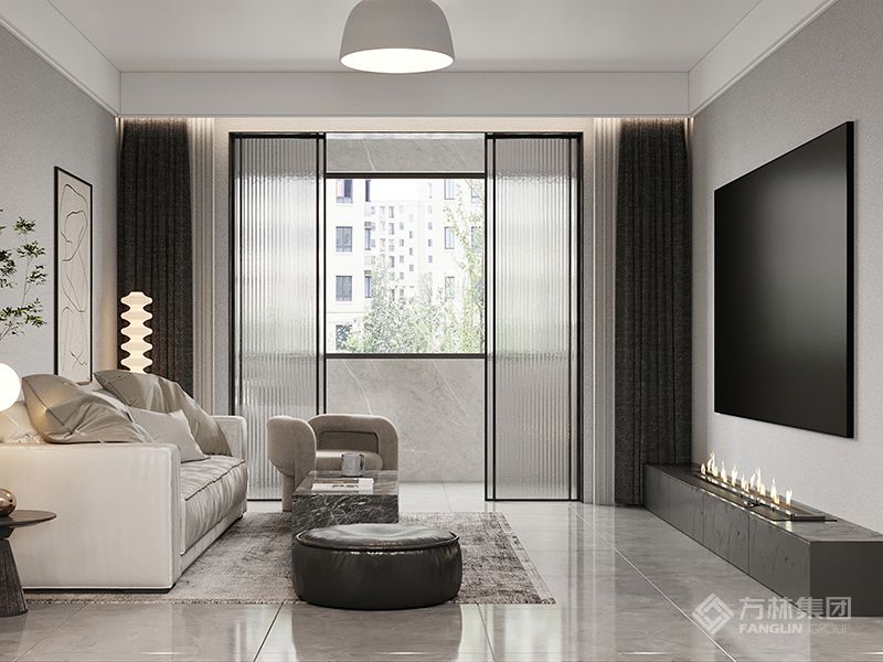 客厅有个大阳台，相当惬意，灰白为基调崇尚唯美的色彩，彰显自然质感。