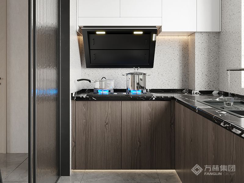 厨房的线条摆设，设计都是简洁分明的，清爽干脆不赘余，装饰也很简单不复杂。