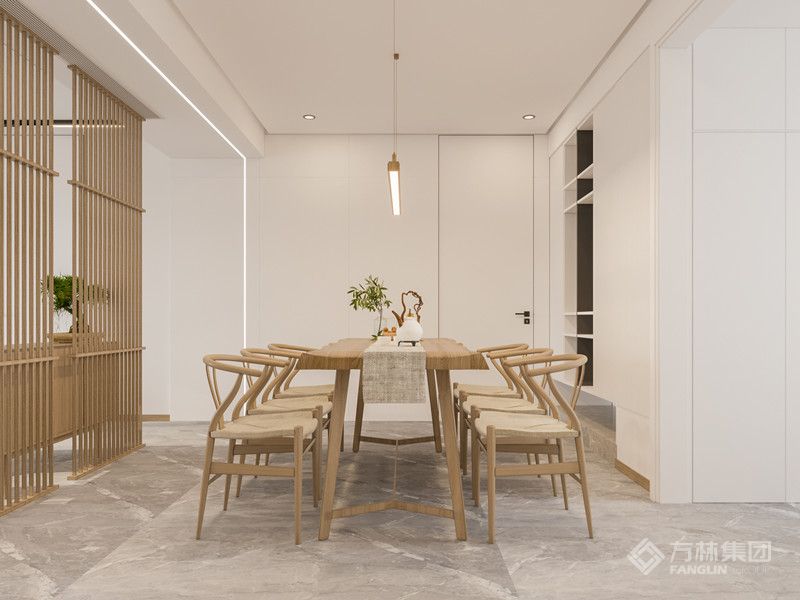 地板、背景、门框、餐桌椅都是原木色，自然质朴。