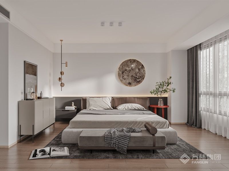 主卧室中低饱和度的配色与木头朴实的质感，理性的线条，沉稳的调性，为空间带来带来视觉上的柔和，床头背景墙板、灯光、壁饰的结合简单又有层次感，温柔的沙色与内敛的烟灰色结合，典雅且具有亲和力。