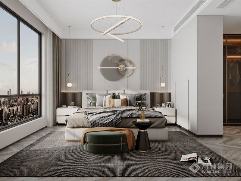 主卧床头设计了层次背景，内藏灯带作为空间照明氛围灯，两层护墙板相互衬托，两组L型衣柜划分衣柜使用功能，亦有曲径通幽的意思。