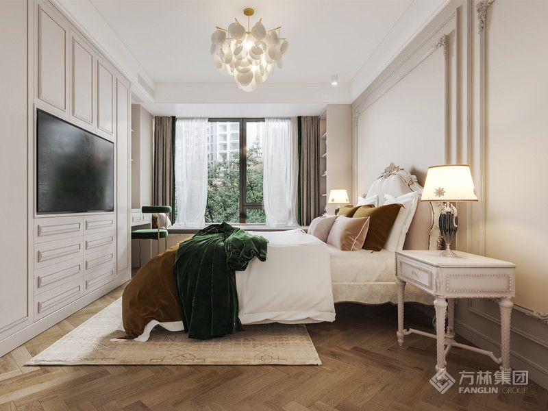 床头背景用PU线条制作，简单的同时也出效果，在床尾设计了一组衣柜和化妆台，柜门造型采用线条造型，实现收纳储存需求。