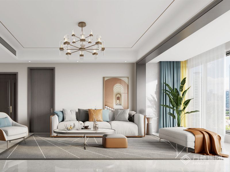 客厅整体清新的自然色泽与风格，灰白黑色系仍然是其主要的用色，加上朴素的布艺沙发及各种摆件作为陪衬，让客厅空间弥漫着温馨且自然的调性。