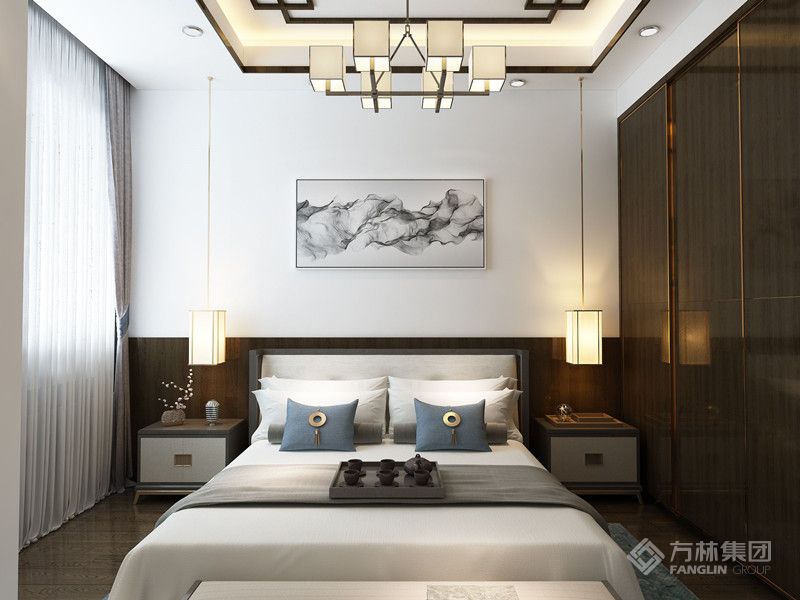 由于卧室内的墙壁有1/3的面积都会被家具、装饰和柜体所遮盖，所以可以在床头的上部的空间和家具上做些装饰，墙壁尽量装饰简单一些，可以集中在室内的家具上，床头上部的主要空间可以设计的个性化一些，选择适宜的