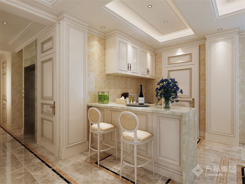 没有窗户投射进来的光线，所以柜体设计采用白色橱柜点亮视线，加上开放式设计通过客厅灯光照进，让厨房萦绕一种温润。