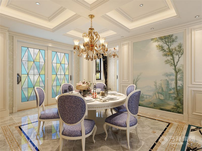 纹理地砖强调古典，线条纹理包围这蔷薇花饰在奢华之中也不缺乏优美。提花布和纱帘的双层设计在保留隐私的情况下还留下了华丽。