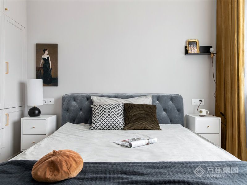 卧室静谧不张扬，整体配色以淡雅色系作为主导，搭配沉稳的白色与胡桃木色，与自然共生。现代风格的家具与卧室空间相互协调，每一次回家都是舒适惬意的度假之旅，伸手便可触摸品质生活。