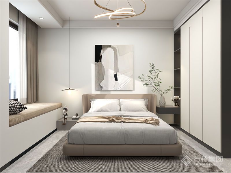  主卧浅灰色墙面搭配原木色墙板，局部穿插金色灯具作为点缀，床品的色彩也以纯净的白为主。素雅清净的颜色能让人的内心感到平和，素雅缺不失单调，这份简洁变成了质感，成为构造空间高级感的条件之一。