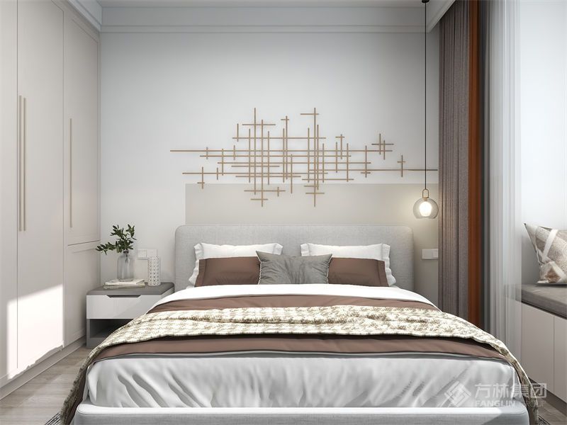 护墙板背景墙面，局部穿插金色灯具作为点缀，床品的色彩也以纯净的灰为主。素雅清净的颜色能让人的内心感到平和，素雅缺不失单调，这份简洁变成了质感，成为构造空间高级感的条件之一。