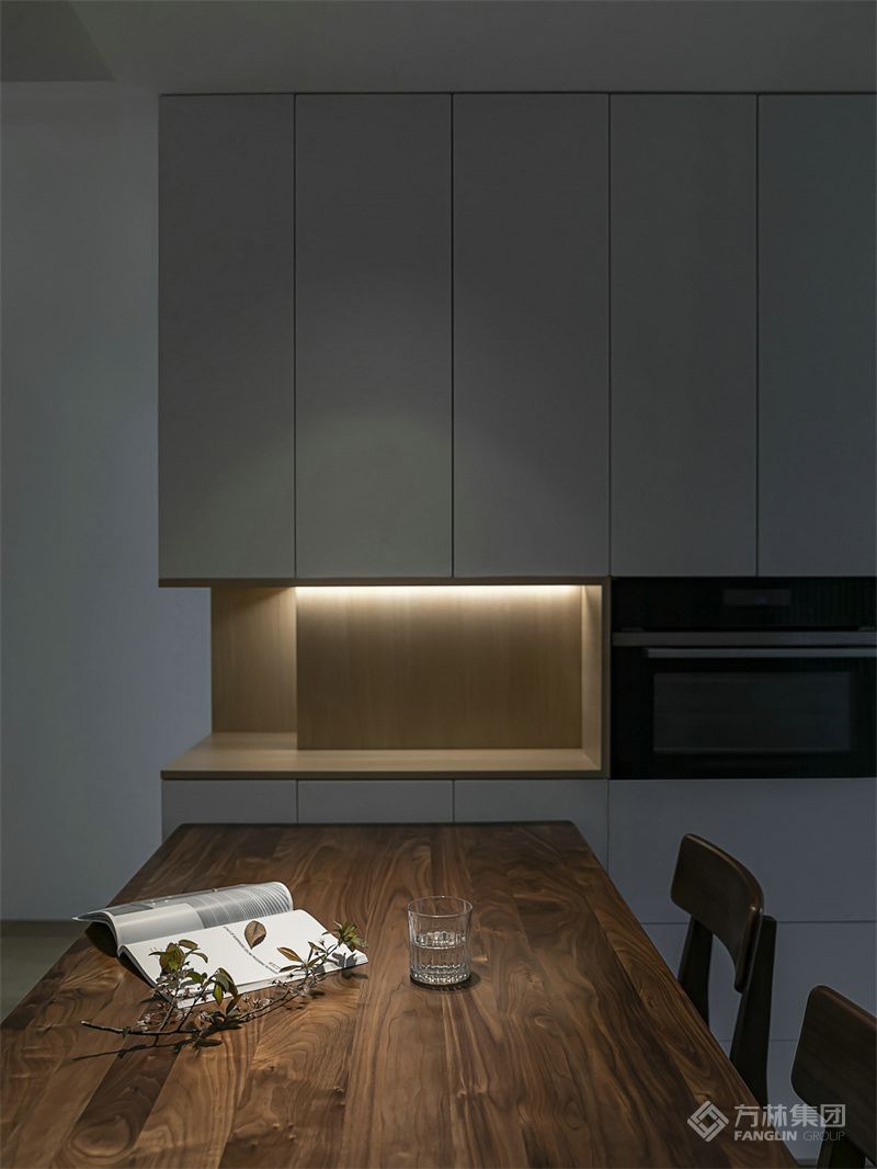 餐厅边柜设计留空，暗藏灯带，营造餐厅氛围。