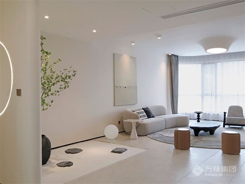 客厅的设计中将部分家具比如传统概念的电视柜 主灯及部分射灯采用“自然生长”的形式 出现在空间中 也给空间增加几分趣味  客厅电视墙以及厨房墙面有四个高低不同的门洞 通过设计为这一整面墙穿上一件“衣服”