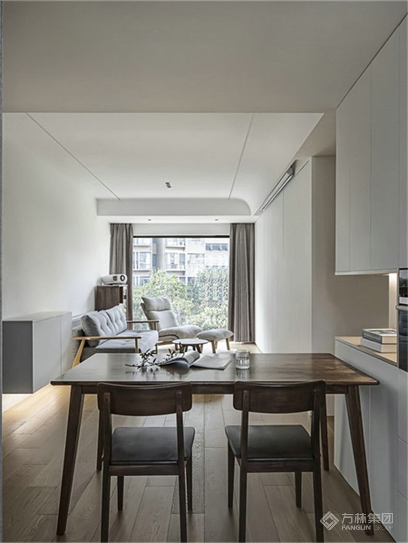 餐厅边柜设计留空，暗藏灯带，营造餐厅氛围。