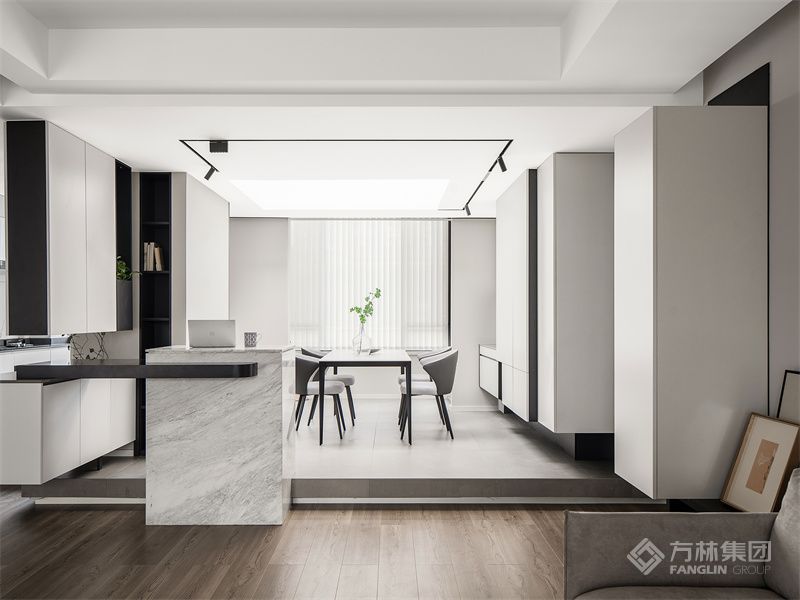 餐厅的全景图，餐厅抬高后感觉吧台鞋柜综合体悬浮于地面。餐厅上方是900*1800的电动天窗。餐边柜特写，特意在餐桌边上放个小水槽，吃饭洗个手及水果都可以不用跑厨房了，家里来朋友了了真的很方便。水槽上方