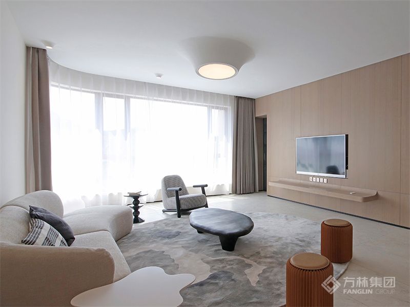 客厅的设计中将部分家具比如传统概念的电视柜 主灯及部分射灯采用“自然生长”的形式 出现在空间中 也给空间增加几分趣味  客厅电视墙以及厨房墙面有四个高低不同的门洞 通过设计为这一整面墙穿上一件“衣服”