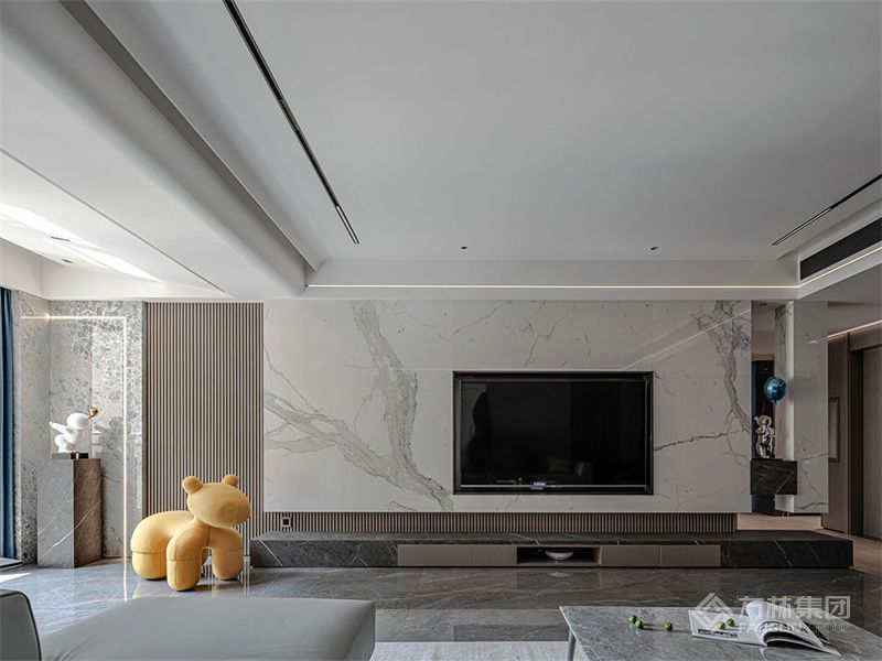 客厅重用肌理细腻的瓷砖，以莫兰迪色为主色系，既能彰显大气，又能给人心神安静的感觉。