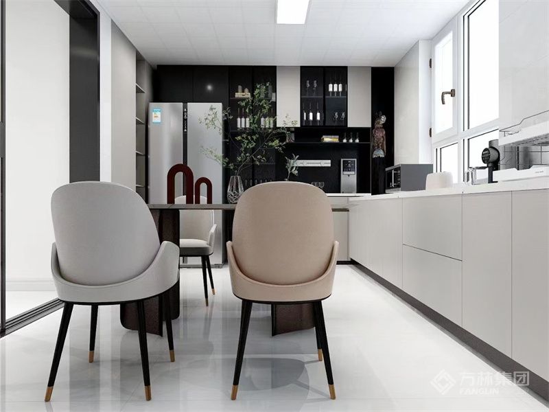 板式橱柜，下深上浅，局部搭配开放格，让空间合理利用。