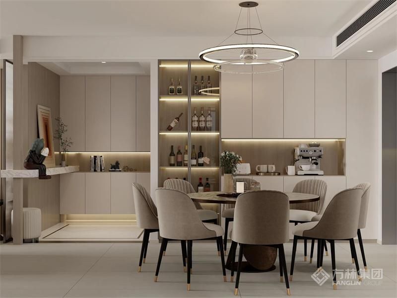 主卧隐形门的设计，让整个客餐厅整体感觉增强。