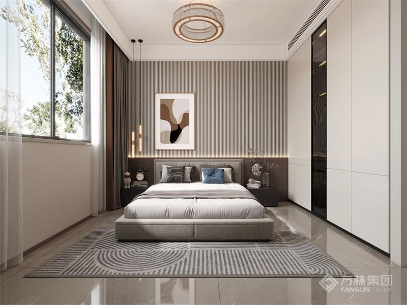 次卧空间面积不大，双人床加传统衣柜的放置，以及很好的最大化利用空间，墙面采用硬包加灯带，尽可能的体现简单，扩大视觉延伸感。