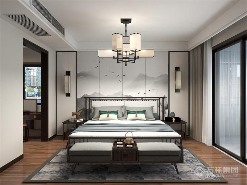 主卧算是一个套房，里面有一个步入式衣帽间和卫生间，衣帽间里面还设计了女主人梳妆台的区域，尽量的保证了主卧整个的舒适性。地面采用木地板，脚感上也会会更舒服。