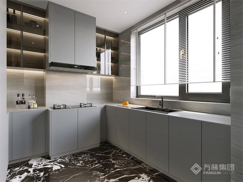 透净的玻璃橱面反射出梦幻的光影，酒柜里主人珍藏的美酒泛着柔和的光晕，只是驻足便仿佛在欣赏一场艺术展览，让人完全忘却了压抑的束缚。