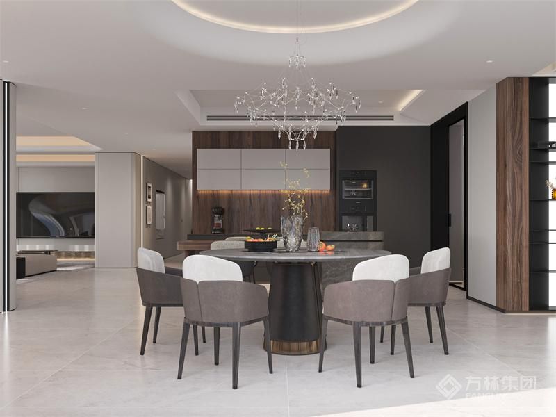 大面积落地窗透入更多光线，各个时段的阳光以不同的角度照射进室内留痕于沙发、地毯、茶几上