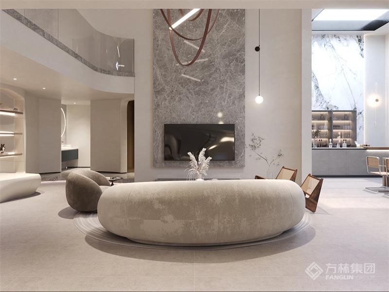 客厅结构上有柱子，所以我们设计时结合柱子弧形的电视背景墙设计，增加了仪式感同时也增加了隐私性，让画面可能性多一些。