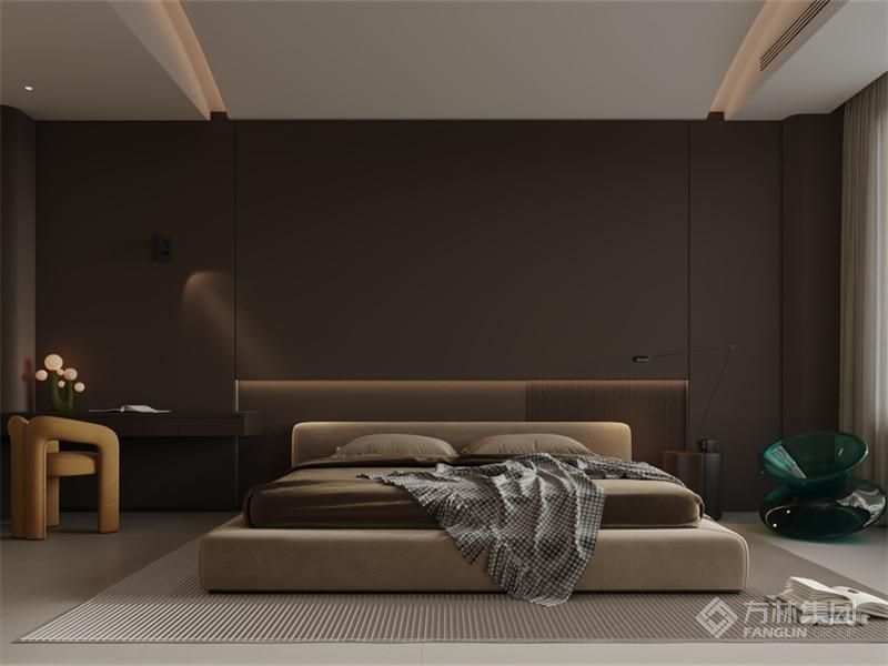 弧形棚面不仅弱化原结构中梁的尴尬位置同时能够为卧室增添柔和感，搭配深色床头背景，更显优雅。还能够在视觉上延展空间，使卧室看起来更加宽敞。突出展示个人品味和风格，打造独特的卧室空间