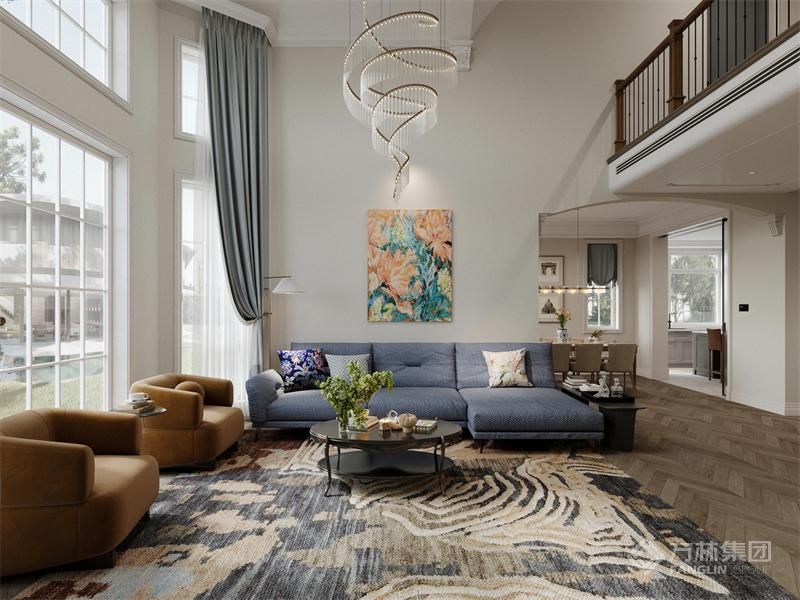 挑空客厅成为了大宅标配能够使视觉上更加的开阔，使人在精神上感觉到舒缓、放松，有效地释放压力。挑高空间设计，一方面是其纵向空间延伸会显得更加宽敞明亮，另一方面是因其独具高档气派的气质,朴吊灯悬挂在房顶上