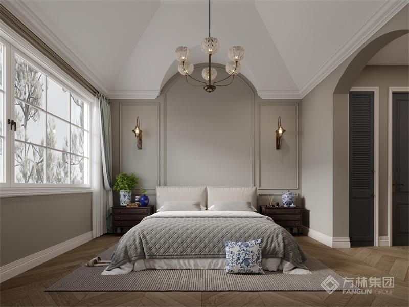 次卧设计以浅灰色为主调，营造出安静舒适的氛围。在此基础上，加入湛蓝色软装点缀，增添一丝清新与活力。床头柜对称布局，让整个空间更加统一平衡,保留原有斜顶，更加突出主人独到审美