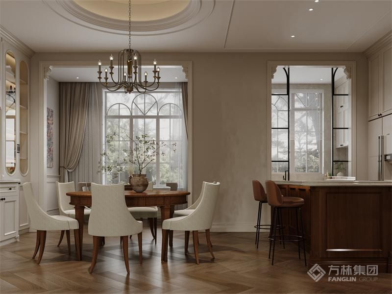 餐厅打造一个既具有法式风格的温馨感，又具备现代实用性的用餐区域。西厨岛台集合烹饪、准备食物和社交等功能，增加家庭成员沟通与交流，联测餐边柜满足储物的大量需求；圆桌餐厅强调家庭团聚和交流的重要性。灵活布