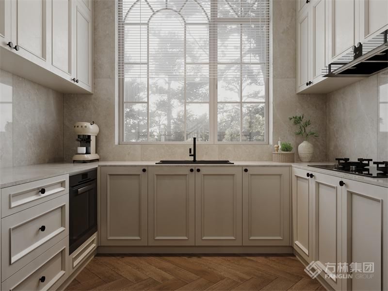 橱柜整体以白色为主调，营造干净、整洁的视觉效果同时增加空间的开阔感；