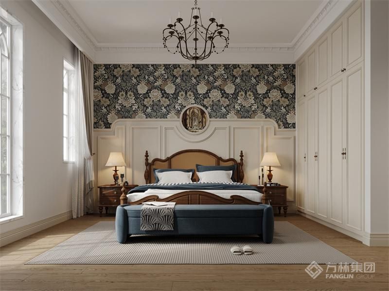 卧室区域营造出温馨、舒适且具有复古氛围的休息空间，一侧到顶衣柜，充分利用空间：提供大量的收纳功能；床头背景采用壁纸加PU线条的组合造型，丰富墙面层次的同时又房间增添色彩和图案，提升温馨感，顶面线条，优