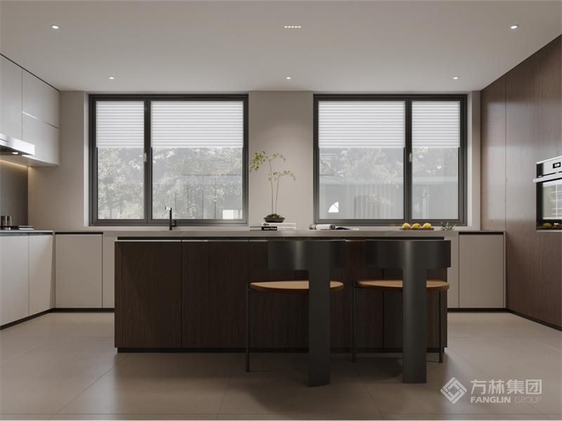 白色与木色橱柜搭配设计，美感度提升，开放式设计，与其他空间融合，增加互动性，U 型布局，提高厨房的操作效率和收纳能力。餐岛设计增加操作台面和储物空；打造出一个时尚、高效的厨房空间