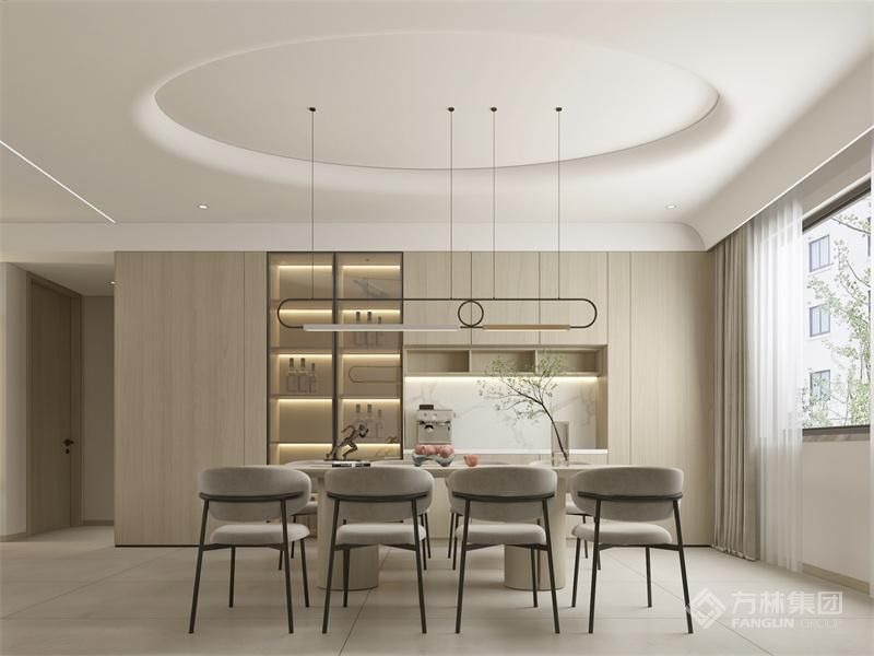 这是一个充满设计感的餐厅空间。浅色餐边柜内含灯带，在提供收纳功能的同时，也营造出温馨而浪漫的氛围，棚面圆形带弧角的设计，打破了常规的硬朗线条，增添了柔和与优雅，使整个餐厅显得更加精致和独特。